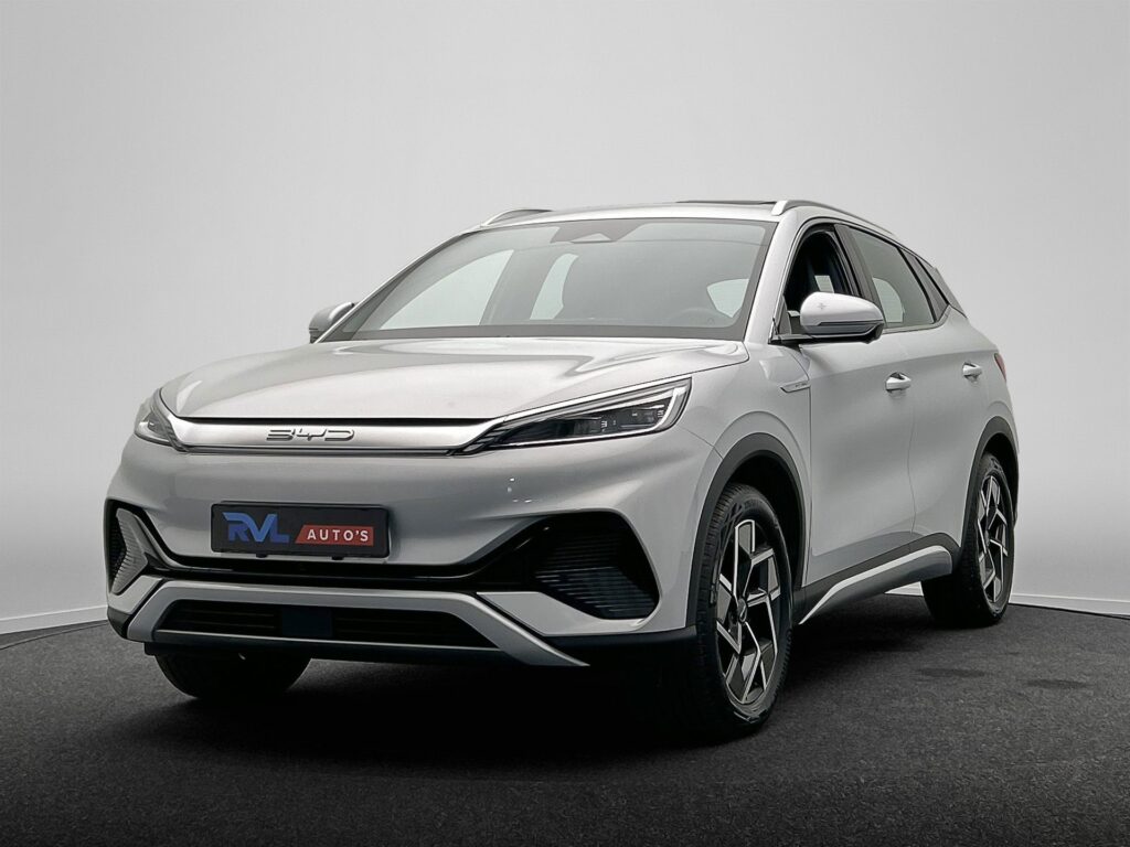 Zilverkleurige BYD SUV in de showroom van RVL Auto’s