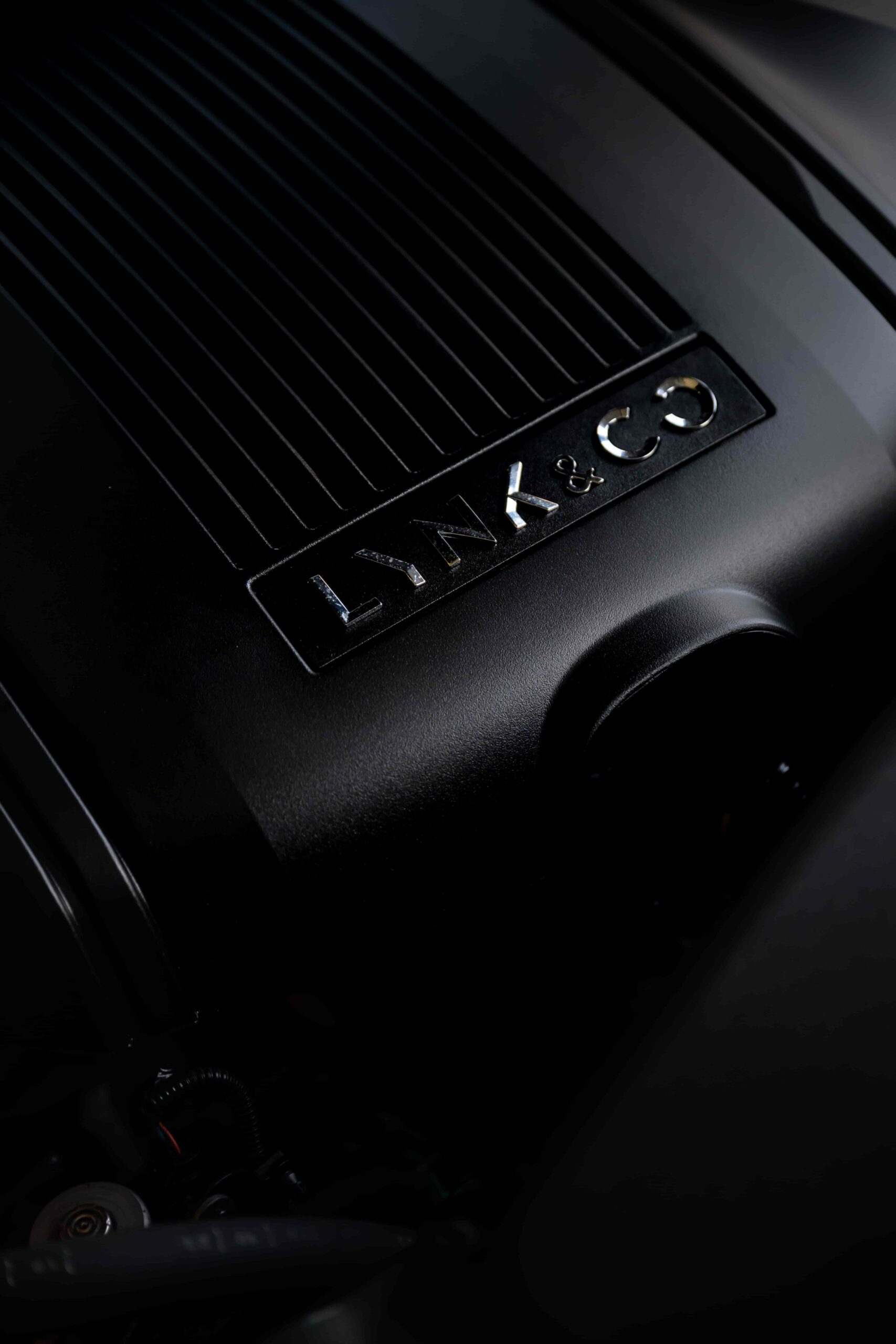 Lynk & Co logo op de motor van een auto